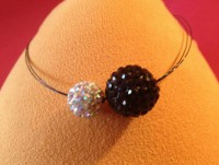 Collar con dos bolas mediana y grande Rhinestone color blanco y negro
